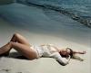 Shakira_at_beach_photo_012.jpg